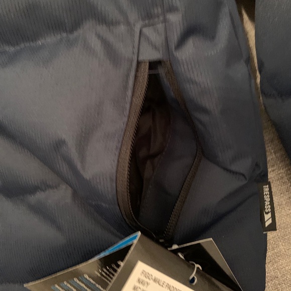 Child’s TRESPASS WINTER JACKET.  New. Size 5/6. - Picture 9 of 11